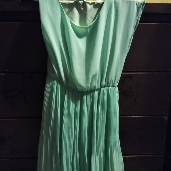 Dresses - Picture 3 of 5